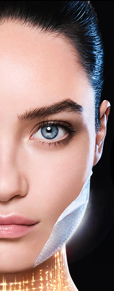  Volto della stessa modella che mostra la texture sul mento e un riflesso dorato sul collo. 