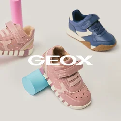 Due paia di sneaker per bambini, una rosa e una blu, disposte con forme geometriche pastello su uno sfondo neutro.