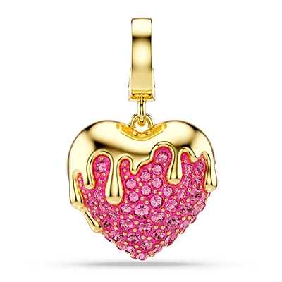 Dita che stanno per prendere un charm Swarovski a forma di fragola