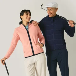 Due golfisti sorridenti, uno con giacca rosa appoggiato a una mazza, l'altro con giacca blu navy e cappellino che tiene una mazza sulla spalla.