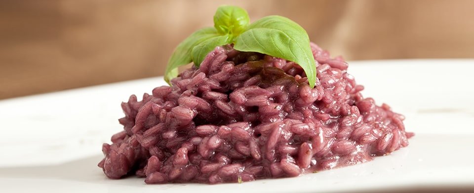 Risotto al vino rosso: una specialità che cambia di regione in regione
