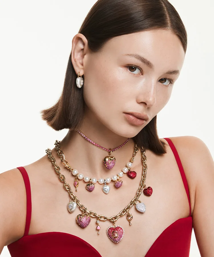 Modella con collane Swarovski impreziosite da charm Swarovski