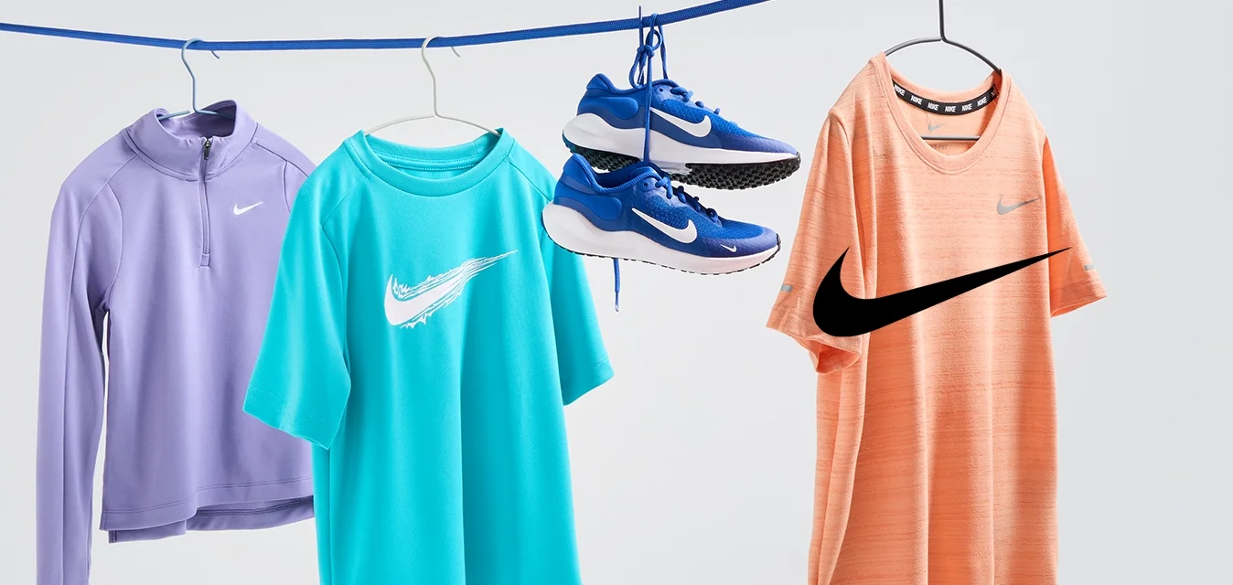 Due magliette sportive a maniche corte di colore viola e turchese, una maglietta arancione a maniche lunghe e delle scarpe da corsa blu appese a una corda blu.