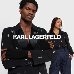 Blazer nero con colletto a scialle in satin, impreziosito da dettagli argentati. Camicia nera con abbellimenti coordinati, abbinata a pantaloni a vita alta.