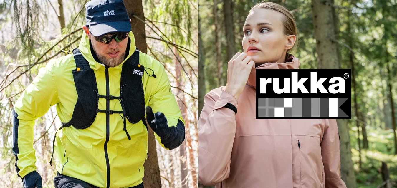 Giacca impermeabile gialla brillante con accenti neri indossata da un corridore maschio. Giacca rosa chiaro con colletto alto su una modella femminile, entrambe all'aperto.