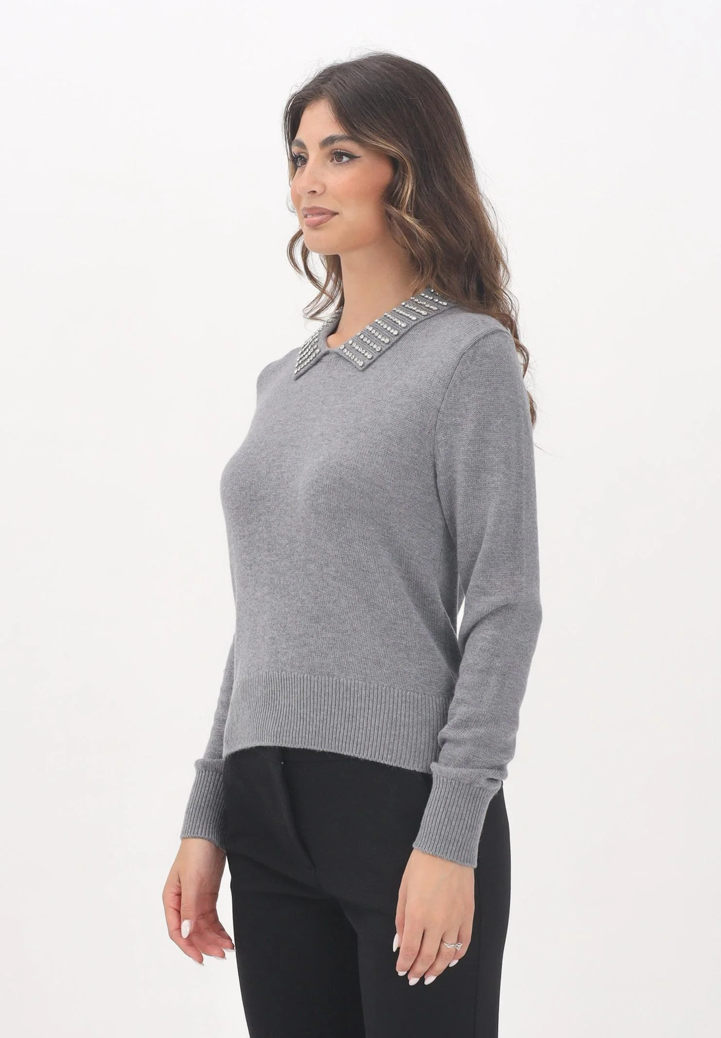 Image of PINKO Maglioncino grigio da donna con colletto impreziosito da pietre gioiello