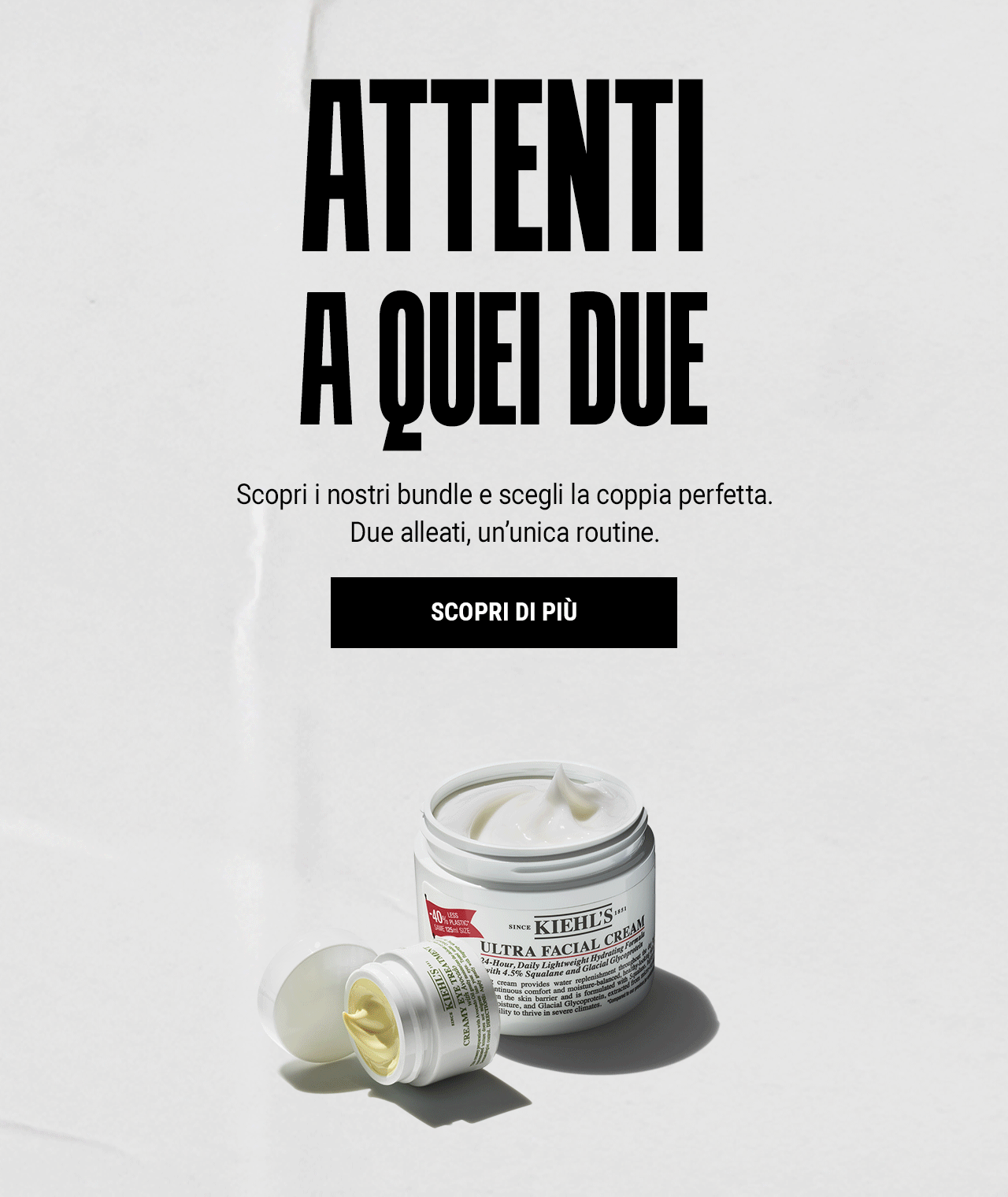 Immagine hero con testo &ldquo;Attenti a quei due&rdquo; e prodotti skincare Kiehl&rsquo;s su fondo chiaro, con pulsante &ldquo;Scopri di pi&ugrave;&rdquo; al centro.