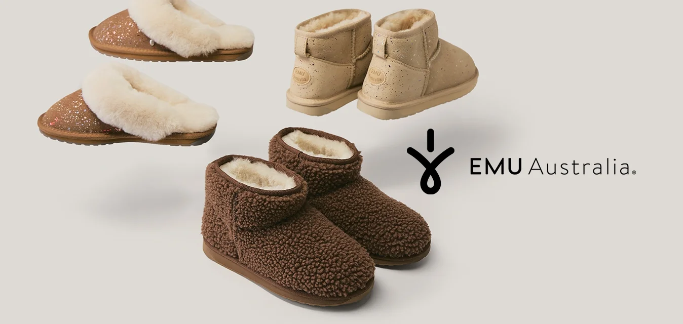 Tre paia di pantofole accoglienti con fodera in pelliccia: ciabatte marroni slip-on, stivaletti beige alla caviglia e pantofole alte marrone scuro, su uno sfondo semplice.