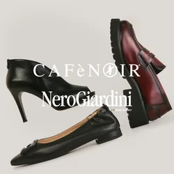 Tre scarpe esposte fianco a fianco: décolleté nera, ballerina nera e mocassino bordeaux con suola spessa su sfondo beige.