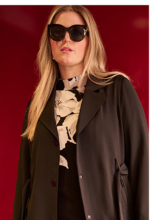 Trench dal taglio svasato con revers e cintura