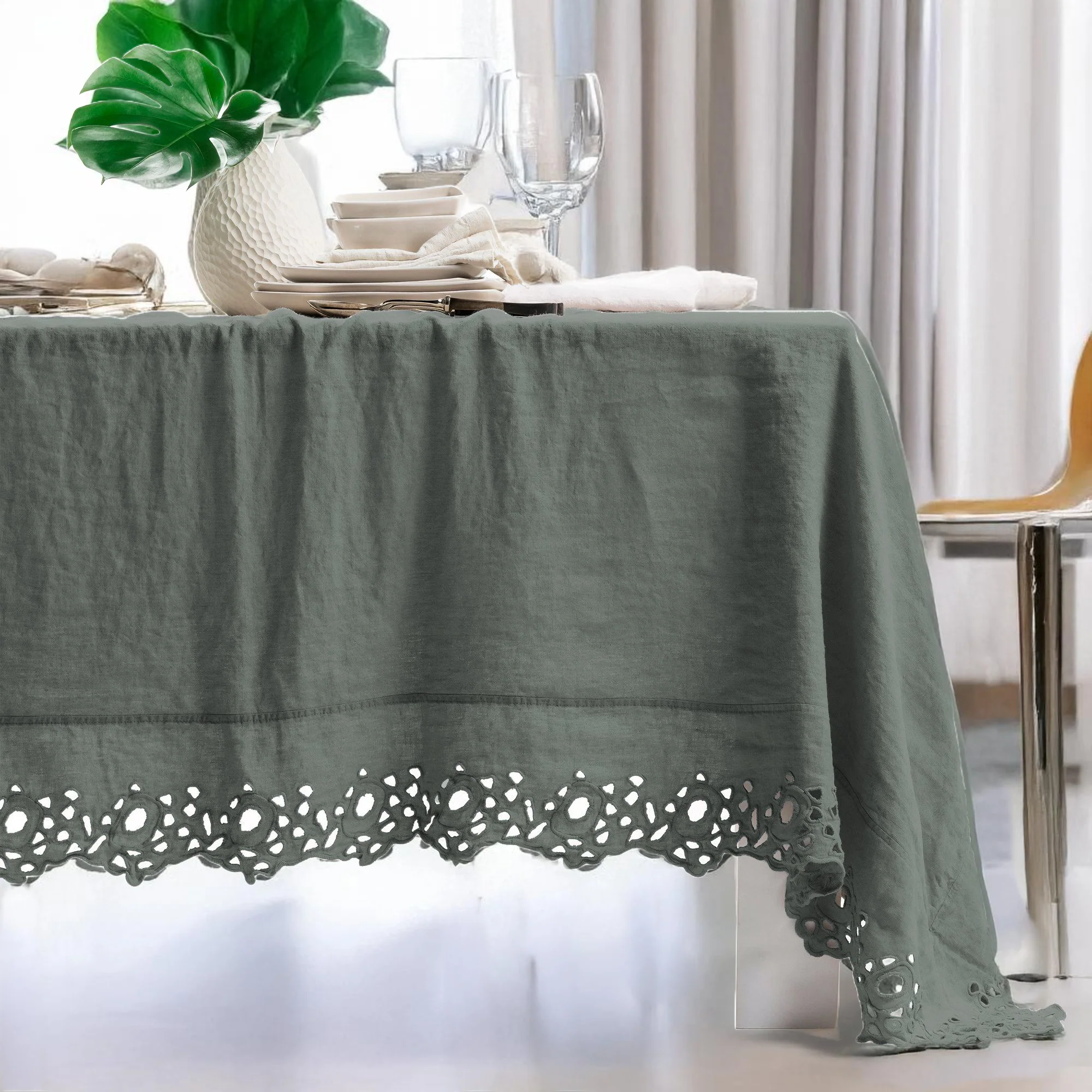 Image of Tovaglia in puro Lino Stonewashed <br>con balza ricamata - <b>Cerchi