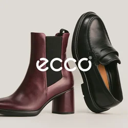 Un anfibio alla caviglia bordeaux con tacco e pannello laterale elastico nero e una mocassino in pelle nera mostrati su uno sfondo chiaro e semplice.