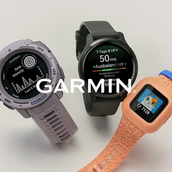 Tre smartwatch con display digitale che mostrano l'intensità solare, i dati della frequenza cardiaca e un gatto dei cartoni animati con il conteggio dei passi su cinturini a motivo.