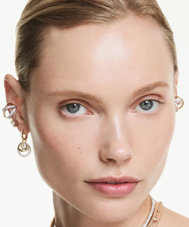 Modella con gioielli della collezione San Valentino Swarovski