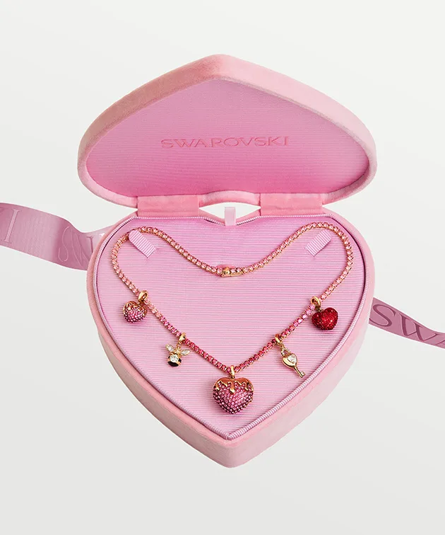 Portagioie a forma di cuore in velluto rosa Swarovski contenente charm Swarovski