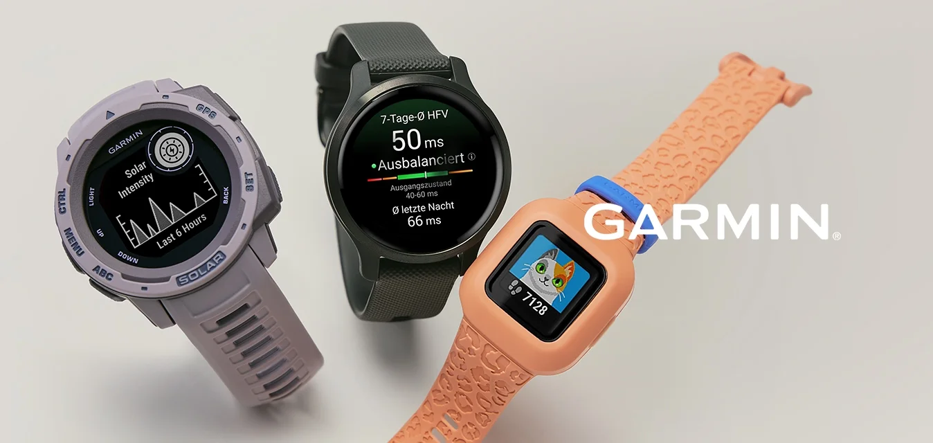 Tre smartwatch con display digitale che mostrano l'intensità solare, i dati della frequenza cardiaca e un gatto dei cartoni animati con il conteggio dei passi su cinturini a motivo.