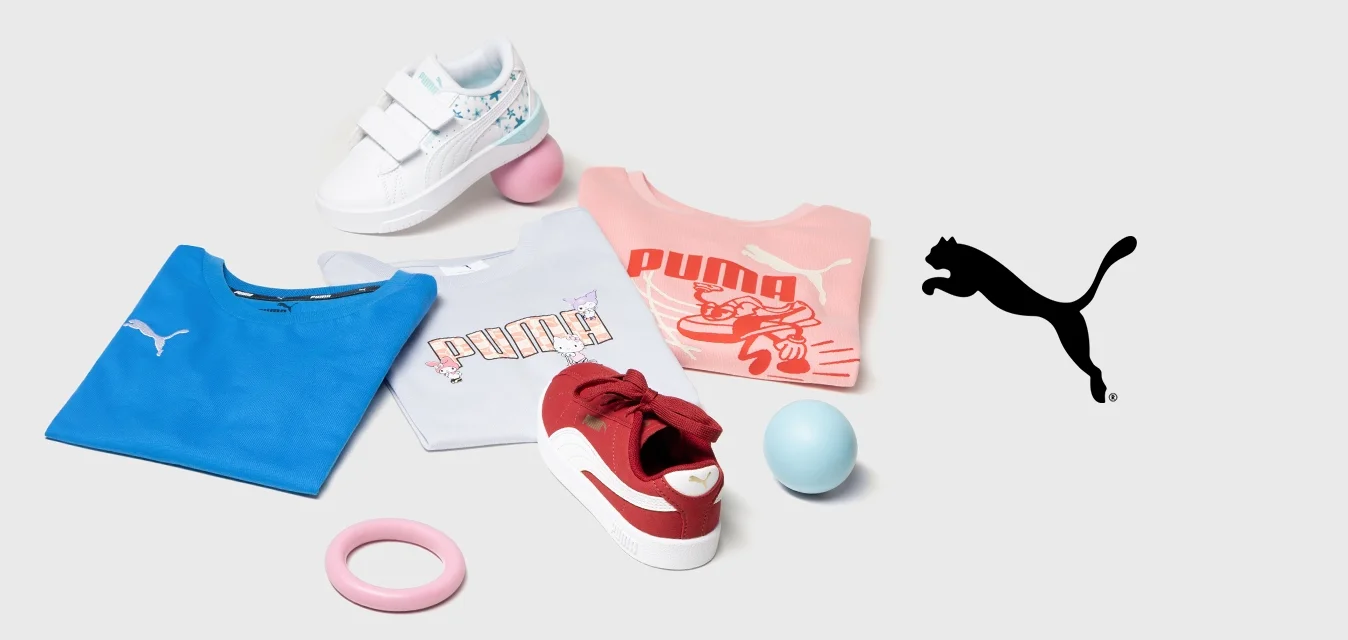 Abbigliamento Puma che include magliette blu e rosa, sneakers bianche e rosse, un anello rosa e due palloni. Ambientato su uno sfondo neutro.