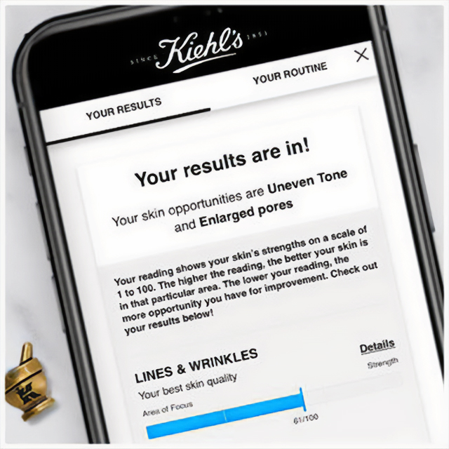 Schermata su smartphone con i risultati dell&rsquo;analisi della pelle Kiehl&rsquo;s: tono non uniforme e pori dilatati evidenziati, con grafico che mostra le condizioni della pelle.