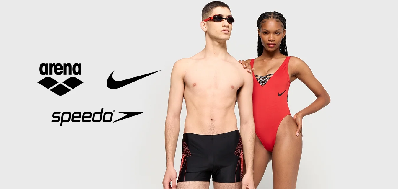 Costumi da bagno neri con accenti rossi e un costume intero rosso con un collo decorativo e il logo Nike, indossati da individui.