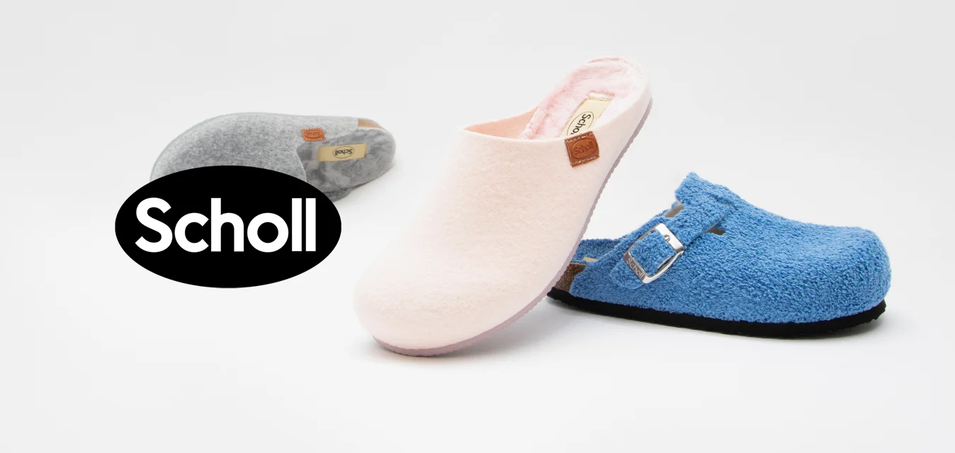 Tre zoccoli: uno blu con una fibbia, uno rosa in feltro e uno grigio in materiale morbido. Tutti presentano forme arrotondate e finiture testurizzate.