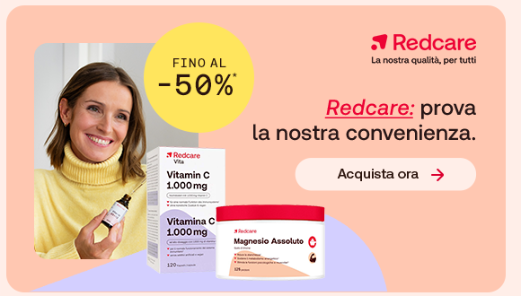Donna sorridente con maglione giallo che tiene un flacone di integratore Redcare. Accanto a lei, confezioni di Vitamina C e Magnesio Assoluto Redcare. In evidenza il messaggio: "Redcare: prova la nostra convenienza", con un bollino giallo che indica "Fino a -50%".