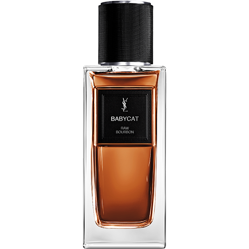 Un flacone di profumo YSL Babycat con liquido ambrato caldo su sfondo bianco.
