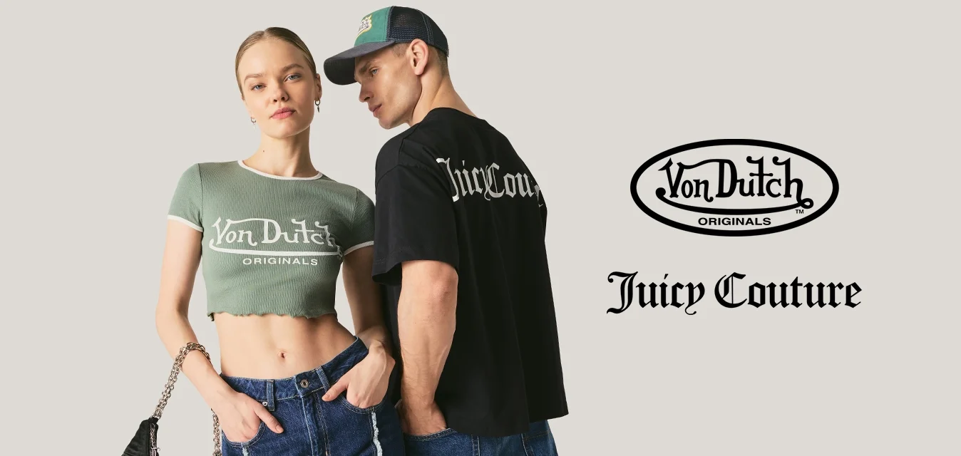 Due giovani adulti posano indossando abbigliamento casual di marca: top verde corto, borsa, jeans e T-shirt nera, cappellino e jeans larghi su sfondo semplice.