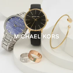 Due orologi da polso: un orologio in metallo argentato con un quadrante blu decorato e un orologio con cinturino in pelle nera e finitura dorata. Due anelli e un bracciale in oro.