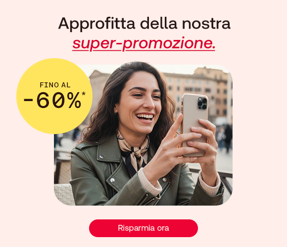 Donna sorridente seduta sul divano mentre usa lo smartphone, promozione &ldquo;Approfitta della nostra super-promozione&rdquo; con risparmio fino al 60% e pulsante &ldquo;Risparmia ora&rdquo;.
