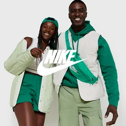 Giacca imbottita verde menta, gilet bianco, felpa con cappuccio verde, pantaloncini coordinati e marsupio in una vivace combinazione di colori. Texture lisce, design moderno.