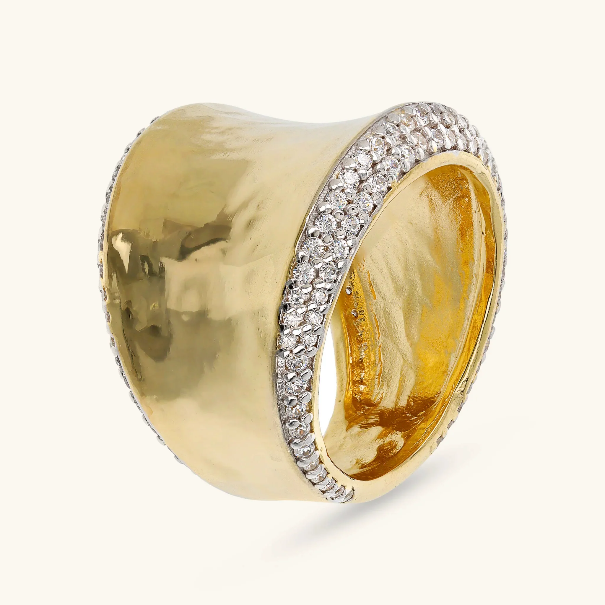 Image of Anello a Fascia Martellato con Pavé in Cubic Zirconia