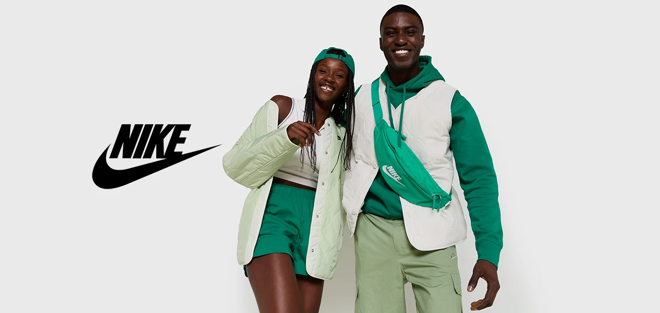 Giacca imbottita verde menta, gilet bianco, felpa con cappuccio verde, pantaloncini coordinati e marsupio in una vivace combinazione di colori. Texture lisce, design moderno.