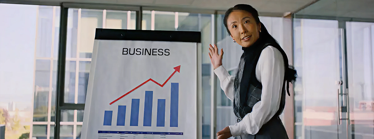 Un relatore che evidenzia una rappresentazione visiva del successo aziendale, con un grafico a barre con una significativa tendenza al rialzo.