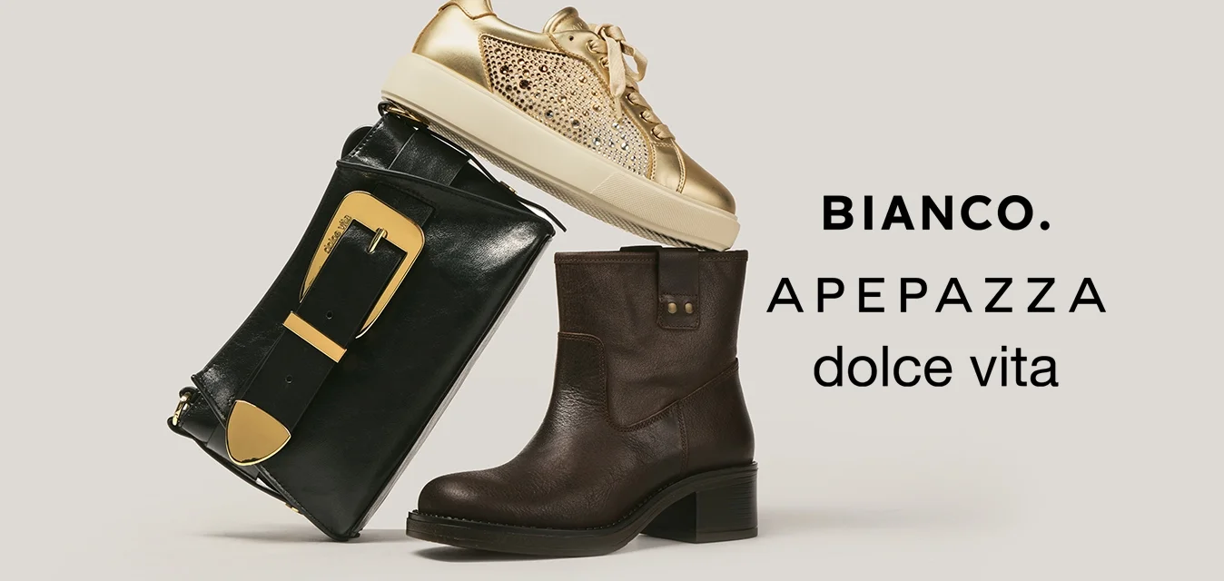 Stivaletto alla caviglia in pelle marrone, borsa nera con fibbia dorata e sneaker dorata scintillante impilati su uno sfondo grigio chiaro.