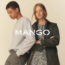 Felpa grigia, pantaloni cargo verde oliva, vestito floreale con orlo arruffato, giacca verde scuro, stivaletti neri e sneakers grigie/neri.