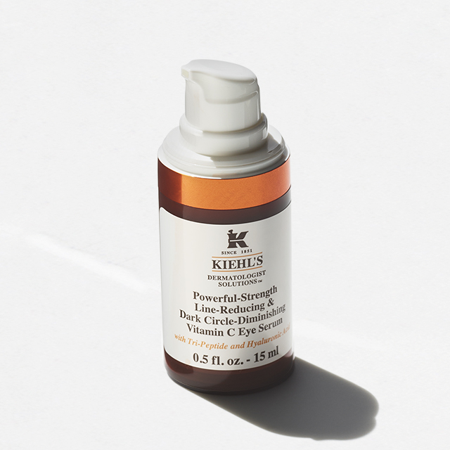 Ricarica Kiehl&rsquo;s Cr&egrave;me de Corps da 1 litro che riempie quattro flaconi da 250 ml, con indicazione &ldquo;-81% di plastica&rdquo; su sfondo beige.