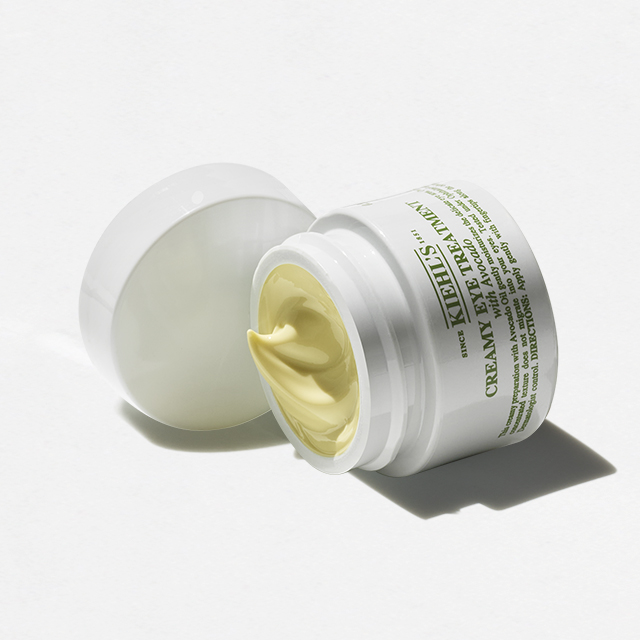 Ricarica Kiehl&rsquo;s Ultra Facial Cream da 150 ml versata in tre barattoli da 50 ml, con messaggio &ldquo;1 refill = 3 barattoli&rdquo; e riduzione del 61% di plastica.