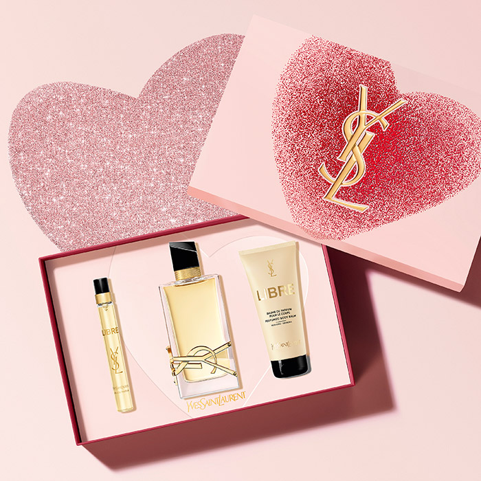 Un set regalo YSL Libre con profumo, spray da viaggio e balsamo corpo in una confezione con cuori glitterati.