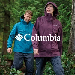 Due escursionisti con giacche antipioggia blu e viola camminano attraverso una fitta foresta verde con grandi alberi e arbusti.