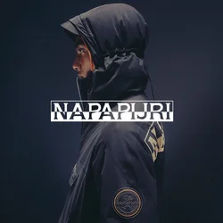 Persona di profilo che indossa una giacca scura con cappuccio e un cappello a tesa, con una toppa rotonda sulla manica e un grande testo sulla schiena.