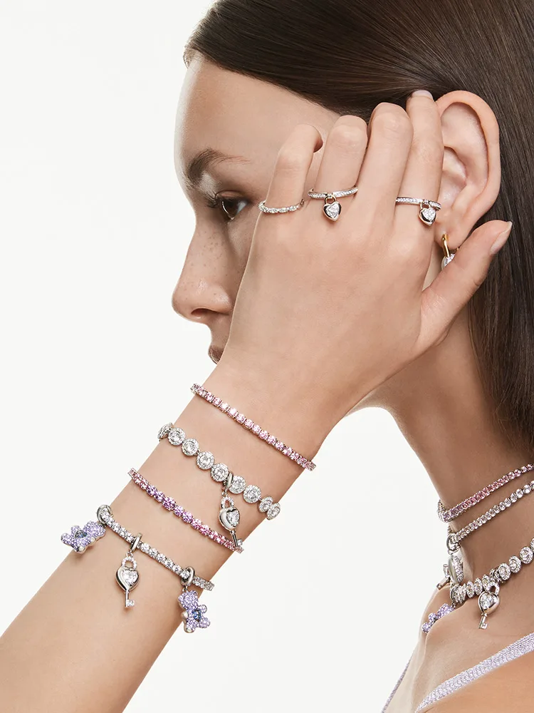 Modella che indossa bracciali con charm