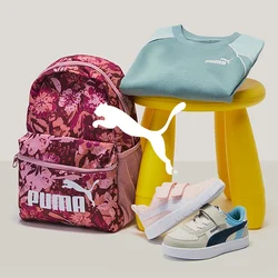 Zaino rosa con motivo floreale, felpa blu chiaro, sgabello giallo e sneakers bianche con tonalità pastello. Logo Puma sullo zaino e sulla felpa.