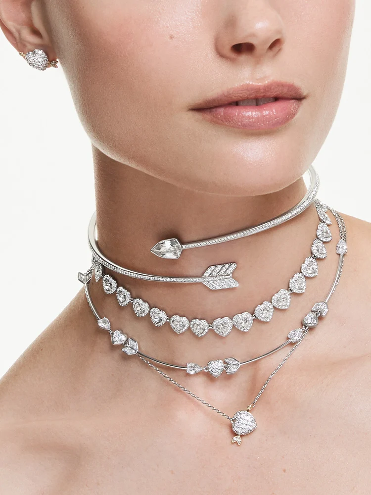 Modella che indossa collane