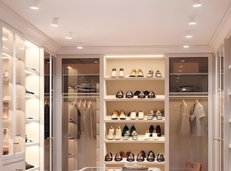 Illuminazione LED funzionale e di design per la cabina armadio