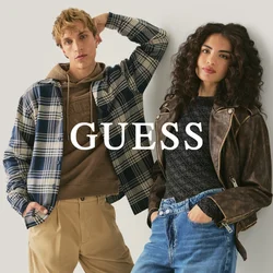 Due giovani adulti appoggiati a un muro, vestiti con abiti casual autunnali: giacca a quadri, felpa con cappuccio, pantaloni kaki e giacca di pelle con jeans.