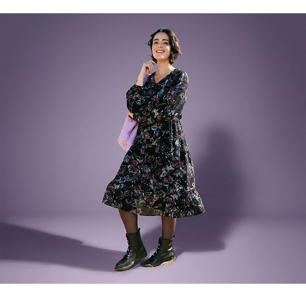 Abito midi dal taglio svasato con farfalle, scollo a V e maniche lunghe