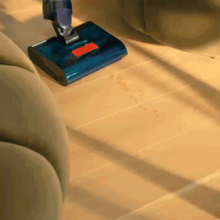 Primo piano del lavapavimenti Dyson Clean+Wash Hygiene che lava il pavimento.