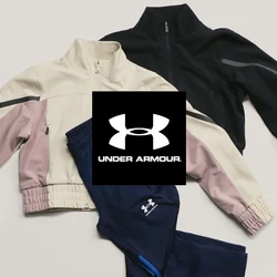 Due giacche con cerniera—una beige con strisce rosa e nere, una nera—distese su uno sfondo chiaro insieme a un paio di pantaloni sportivi blu navy.