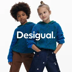 Maglioni con cappuccio azzurri lavorati a maglia con texture a coste, abbinati a jeans in denim scuro a gamba larga con ricami floreali. Scarpe beige slip-on.