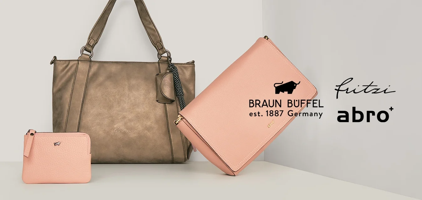 Borsa a tracolla marrone con due pochette pesca con cerniera, una piccola e una media, disposte su una superficie beige chiaro contro un angolo di parete chiara.